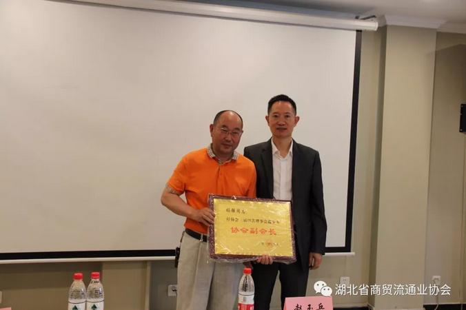 协会会长赵玉兵为新任副会长杨强授牌